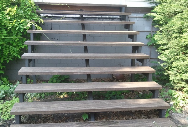 Holz- Stahl Gartentreppe